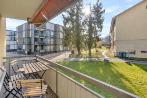 uma varanda com dois bancos e um parque em Charming and comfortable Apartment em Zürich