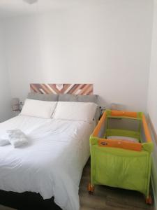 a bedroom with a bed with a green cabinet next to it at Apartamento Peñas Blancas, junto a ruta de los Cahorros, Monachil. in Monachil