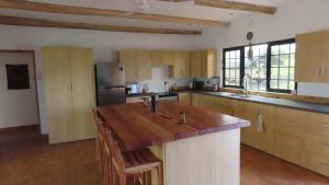 cocina grande con encimera de madera en Samburu Dik-Dik House & Susuk Self-catering Cottage, en Archers Post