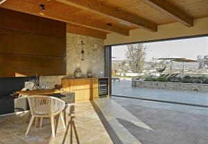 uma cozinha com uma mesa e uma grande janela em Scappo in Umbria, Il Momento em Todi