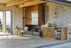 uma sala de estar com uma lareira e uma mesa em Scappo in Umbria, Il Momento em Todi