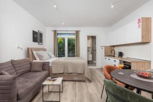 un soggiorno con divano e letto di Brand new apartments Villa Tereza Icici, 100m from the beach a Ičići
