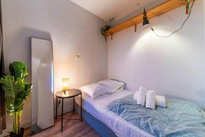 ein kleines Schlafzimmer mit einem Bett und einem Beistelltisch in der Unterkunft Appartement Charmant à Lille in Lille