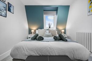 een slaapkamer met een groot bed met kussens erop bij 2 Bed Stunning Spacious Apt, Central Portsmouth, Parking - Sleeps 4 by Blue Puffin Stays in Portsmouth