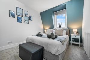 um quarto com uma cama grande e uma janela em 2 Bed Stunning Spacious Apt, Central Portsmouth, Parking - Sleeps 4 by Blue Puffin Stays em Portsmouth