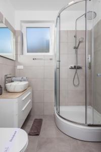 een badkamer met een douche en een wastafel bij Brand new apartments Villa Tereza Icici, 100m from the beach in Ičići