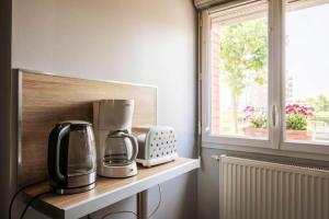 a kitchen counter with two coffee makers on it at Maison spacieuse, quartier La Madeleine, terrasse et jardin in La Madeleine
