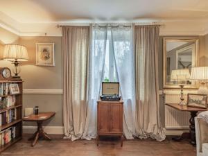 Habitación con ventana y mesa con ordenador portátil. en 5 Bed in Swaffham 59799, 