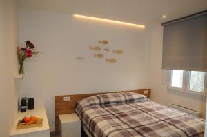 een slaapkamer met een bed met vis aan de muur bij House of Oscar in Adria