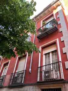 マドリードにあるLos Flamencos, Malasaña Loft Madrid 45mqの赤い建物(バルコニー付)