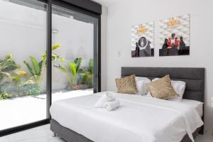 Postel nebo postele na pokoji v ubytování Villa Astoria Eilat + 37 fotografií