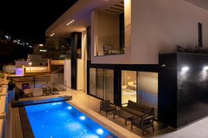 埃拉特Villa Astoria Eilat的屋顶上带游泳池的房子