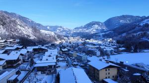 Un pueblo cubierto de nieve con montañas al fondo en Alpha Apartments, en Schwarzach im Pongau