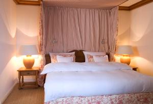Postel nebo postele na pokoji v ubytování Brauereigasthof-Hotel Aying