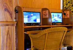 En tv och/eller ett underhållningssystem på Kata Palace Phuket