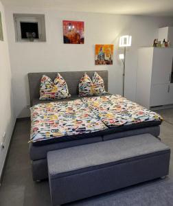 Bett mit Kissen darauf in einem Zimmer in der Unterkunft City Appartement 1 Hannover Altstadt in Hannover