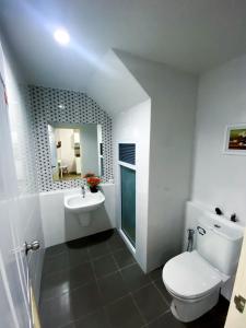 Ένα μπάνιο στο Townhome in Town +31 φωτογραφίες