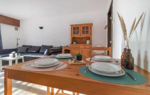 een tafel met borden in de woonkamer bij Beautiful Apartment In Bredene With Kitchen in Bredene