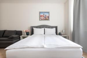 Postel nebo postele na pokoji v ubytování Prague Serenity Suites and Apartments