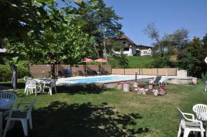 un patio con sillas y una piscina en Kärnten Appartements, en Velden am Wörthersee