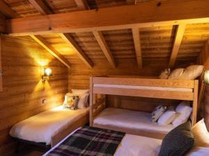 Dviaukštė lova arba lovos apgyvendinimo įstaigoje Chalet L'Oseraie, location touristique SPA 4 étoiles au cœur des Vosges