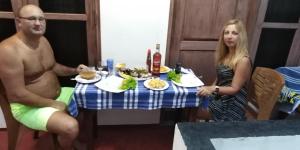 un hombre y una mujer sentados en una mesa con comida en Pearl Resort Mirissa, en Mirissa
