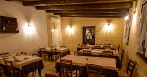 un restaurante con mesas y sillas en una habitación en Masseria Cricelli, en Lizzanello