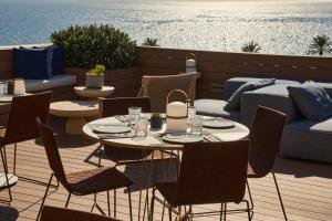 eine Terrasse mit einem Tisch, Stühlen und Meerblick in der Unterkunft Hotel Calatrava in Palma de Mallorca