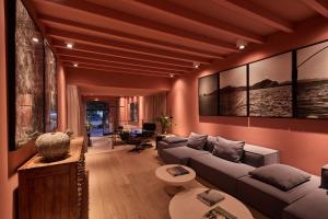 ein Wohnzimmer mit einem Sofa und einem Tisch in der Unterkunft Hotel Calatrava in Palma de Mallorca