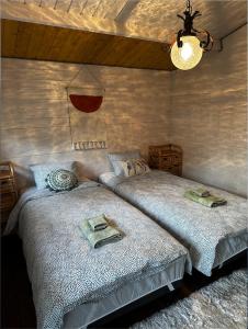 1 dormitorio con 2 camas y toallas. en Hede suvemajad/summer houses, en Pärnu