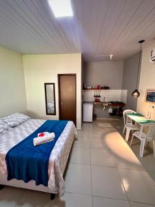 sypialnia z łóżkiem i stołem w obiekcie Paraíso do Boldró Flat w mieście Fernando de Noronha