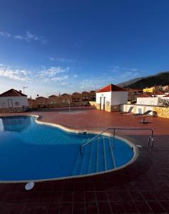 a swimming pool in the middle of a courtyard at Residence Balcòn del Atlàntico Costa Adeje in Adeje