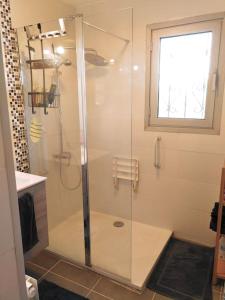 eine Dusche mit Glastür im Bad in der Unterkunft Appart T3 Spacieux + Terrasse in Montpellier
