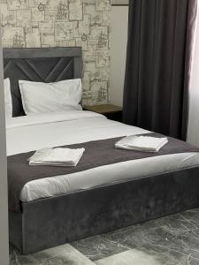 AparanAparan Hotel的一张铺着两条毛巾的床