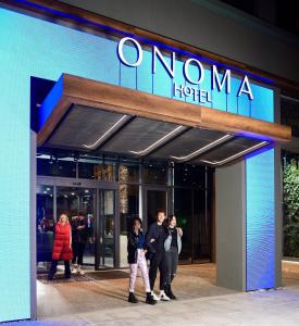 ONOMA Hotel في سلانيك: مجموعة من الناس تقف أمام متجر