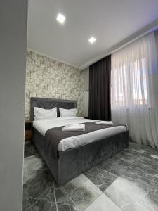 Un dormitorio con una cama grande y una ventana en Aparan Hotel, en Aparan