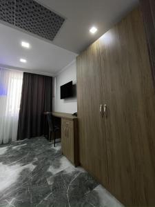 Aparan Hotel的电视和/或娱乐中心