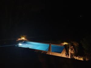 een zwembad 's nachts met verlichting bij B&B Fonteabate Residenza di Charme in Bagno di Romagna