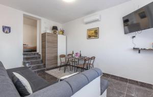 een woonkamer met een bank en een tafel bij Uvala Scott Silvija in Kraljevica