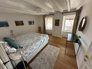 1 dormitorio con 1 cama y 2 ventanas en Domaine du Deven Grandvaux, en Grandvaux