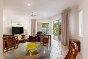 Ivy at Coral Horizons: A Retro Beachfront Locale的电视和/或娱乐中心