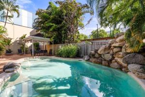 Ivy at Coral Horizons: A Retro Beachfront Locale内部或周边的泳池