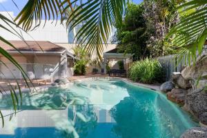 Ivy at Coral Horizons: A Retro Beachfront Locale内部或周边的泳池