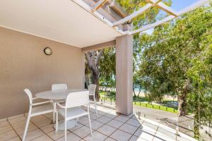 Ivy at Coral Horizons: A Retro Beachfront Locale的阳台或露台