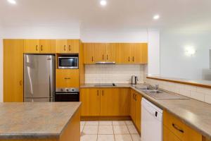 Ivy at Coral Horizons: A Retro Beachfront Locale的厨房或小厨房