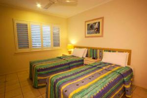 Ivy at Coral Horizons: A Retro Beachfront Locale客房内的一张或多张床位