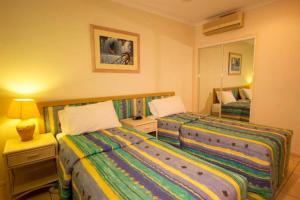 Ivy at Coral Horizons: A Retro Beachfront Locale客房内的一张或多张床位