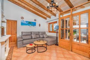 ein Wohnzimmer mit einem Sofa und einem Tisch in der Unterkunft Finca Los Valles in Campanet