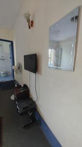 um quarto com um espelho e um computador na parede em Hotel Mansarovar em Dailekh