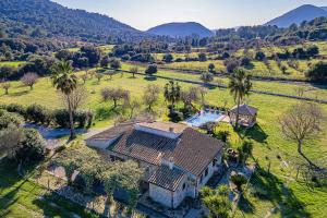 eine Luftansicht eines Hauses mit Pool auf einem Feld in der Unterkunft Finca Los Valles in Campanet